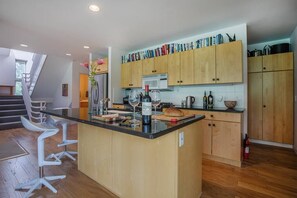 Open floorplan between kitchen and living room