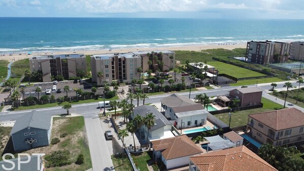 Architecture,Building,Neighborhood,Outdoors,City