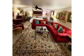 Living Room /king bedroom area