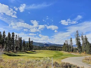 Serene Golf Course Setting: Positioned on the Keystone River Golf Course, this home offers spectacular mountain views from a peaceful and private locale, crafting a truly spectacular retreat. 