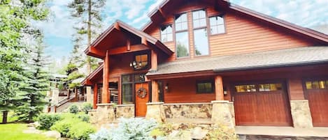 Twin Peaks Lodge - Premier Luxury Retreat: Experience the pinnacle of luxury in Summit County with this exquisite executive home, where refinement and comfort converge for an unparalleled stay.