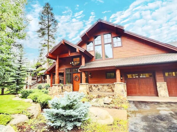 Twin Peaks Lodge - Premier Luxury Retreat: Experience the pinnacle of luxury in Summit County with this exquisite executive home, where refinement and comfort converge for an unparalleled stay.