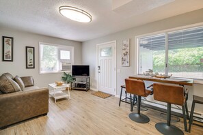 Living Room | Free WiFi | Smart TV