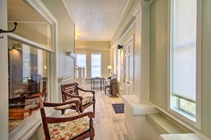Sitting Area | 1st Floor
