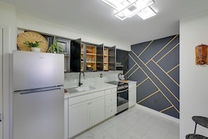 Kitchen | Free WiFi | Contemporary Decor