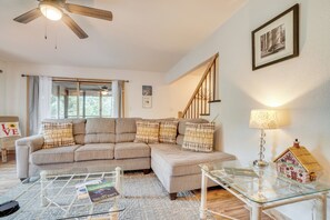 Living Room | Free WiFi | Central A/C | Smart TV