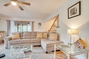 Living Room | Free WiFi | Central A/C | Smart TV