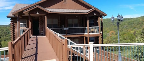 Walk-in Log Cabin by Silver Dollar City & Table Rock Lake! No steps or stairs!