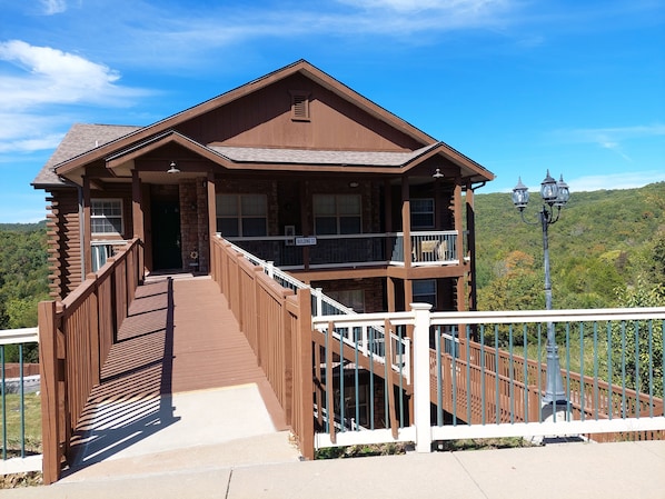 Walk-in Log Cabin by Silver Dollar City & Table Rock Lake! No steps or stairs!