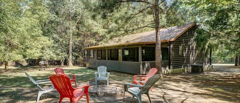 Broken Bow Vacation Rental | 1,056 Sq Ft | 3BR | 2BA | Stairs Required