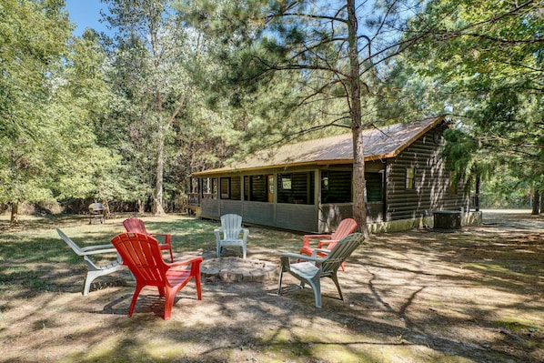 Broken Bow Vacation Rental | 1,056 Sq Ft | 3BR | 2BA | Stairs Required
