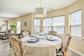 Dining Area | 2-Story Home