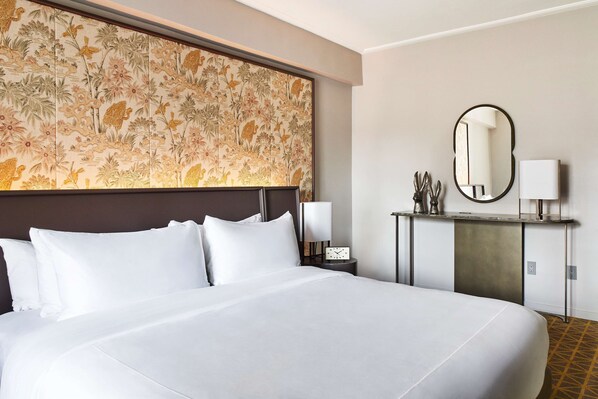 Unit with 1 King size bed. Exact unit will be assigned upon arrival. Views, colors and decor may vary.