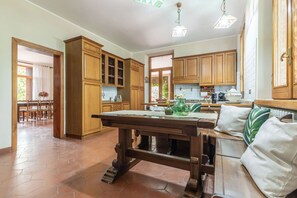 Table, Furniture, Building, Wood, Cabinetry, Interior Design, Living Room, Chair, House, Countertop