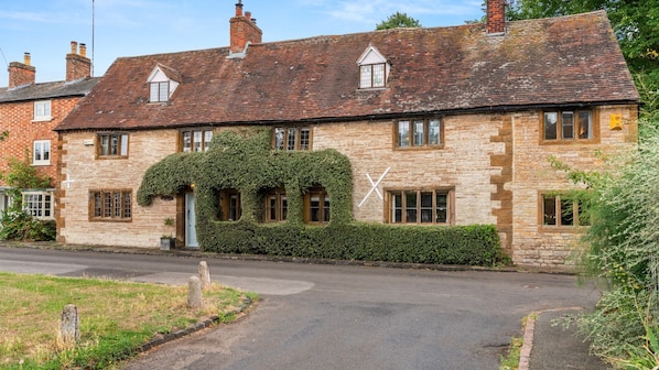 Front view, Woodfields, Bolthole Retreats