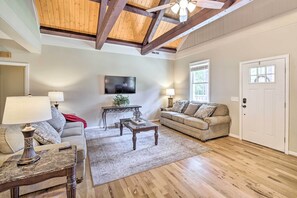 Living Room | Free WiFi | Smart TV | Queen Sleeper Sofa
