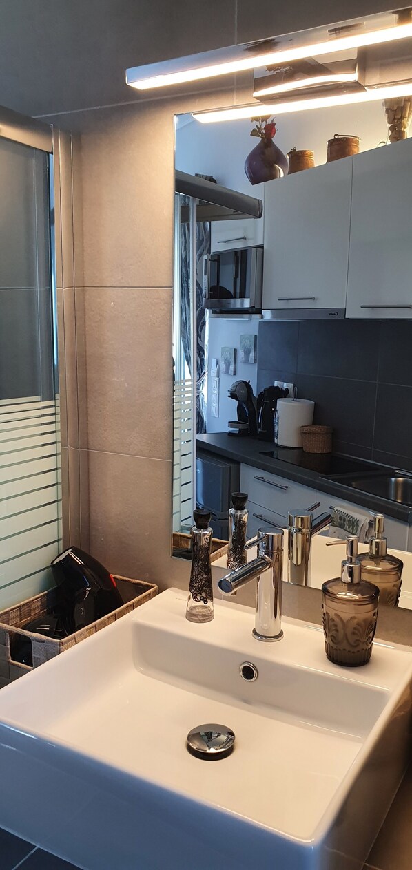 Bathroom sink