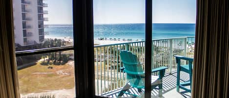 Mainsail 235 - Beach view from living room