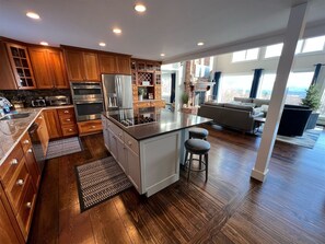 Expansive and Modern Kitchen