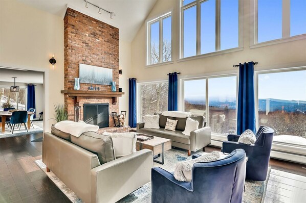 Relax in the Living room with amazing Mountain Views