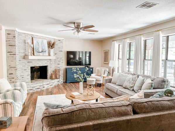 Living Room w/ plenty of space to entertain and visit 