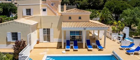 Spacious Carvoeiro Villa | Casa Jemb | 3 Bedrooms | Great Pool Area | Outdoor Barbecue