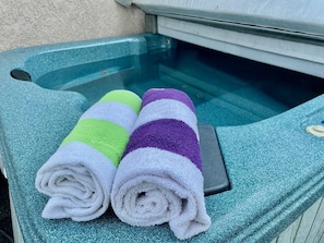 Hot Tub! Private and always hot and ready!