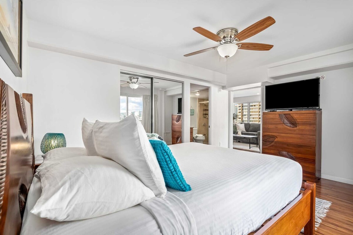 Ilikai 1725 2 Bed Room Mountain / City / Ocean Views | Corner Unit – Wraparound Lanai