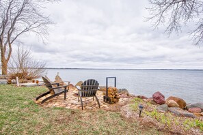 Lakeside fire pit - Shoreline is rocky, but water is accessible from the dock!