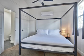 Cozy Bedroom- 1 King Bed with Split type AC.