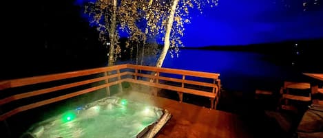 Hot tub under the aurora and stars!