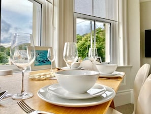 St Catherine's Lookout, Niton: Dining table in the bay window
