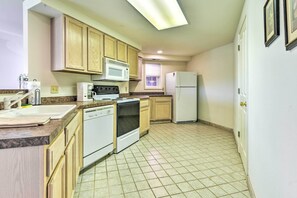 Kitchen | Basic Cooking Essentials Provided | Dishwasher