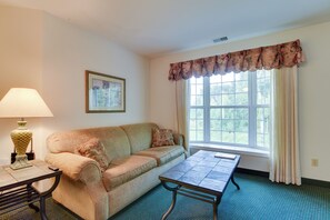 Living Room | Central A/C & Heating | Free WiFi | Flat-Screen TVs