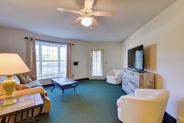 Living Room | Free WiFi | Central A/C & Heating | Smart TVs