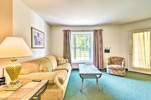 Living Room | Free WiFi | Smart TV | Central A/C & Heating