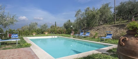 Water, Sky, Plant, Cloud, Swimming Pool, Building, Tree, Shade, Grass, Rectangle