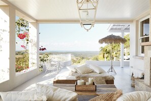 1 Picadilly House outside entertaining (1)