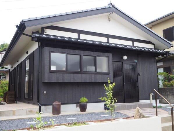 Kame Biyori Appearance A monotone Japanese-modern detached one-story house where you can spend a relaxing time