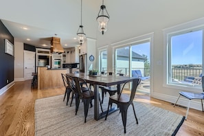 Gorgeous views while you enjoy meals with your family and friends.