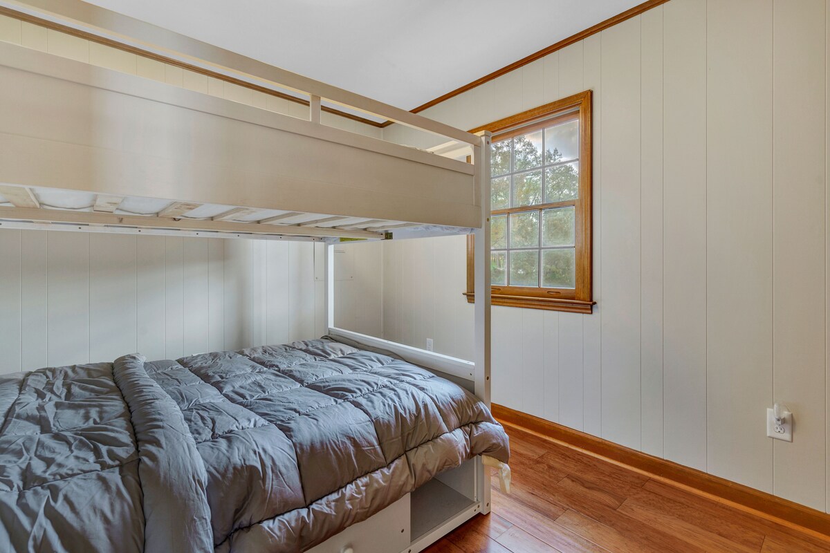 The Inner Banks – Lakefront chalet with 180-degree lake views, dock & beach