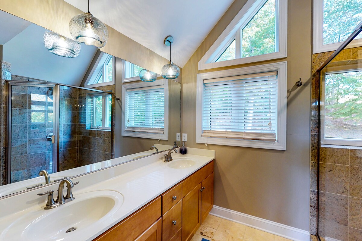 Lakefront estate with amazing views, 2-story dock, private hot tub & pool table