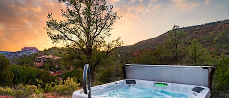 Hot Tub with Views!!