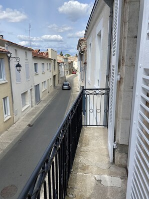 Balcon donnant sur la rue Saint Nicolas