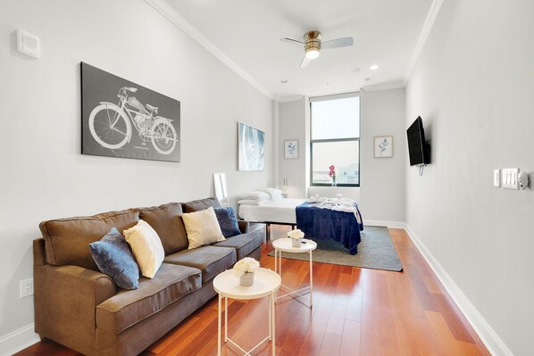 Welcome to Northern Liberties! Enjoy a stylish and spacious studio apartment filled with amenities. This apartment features a rooftop pool, a fitness center, an in-unit washer and dryer, motorized shades, and plenty of comforts. Reliable Wi-Fi is also included.
