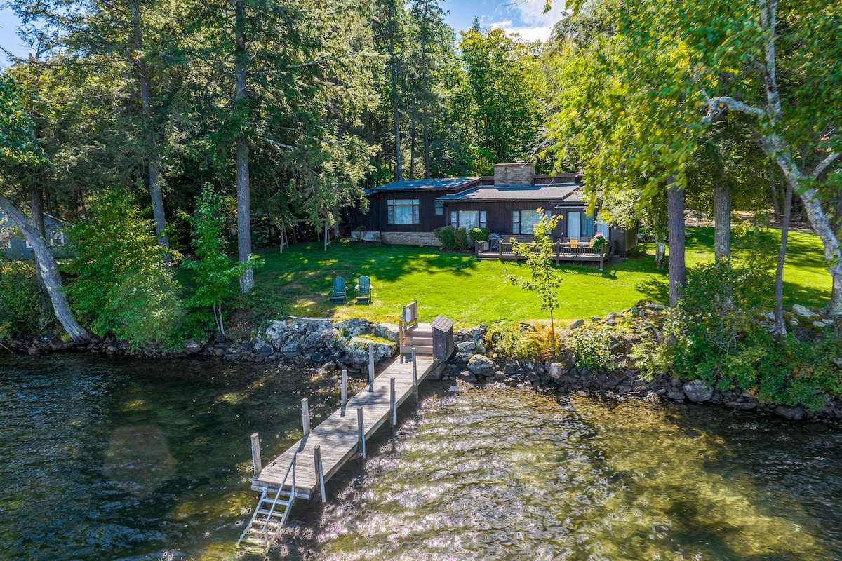 4 Bedroom Waterfront Home With Beatutiful Lake and Mountain Views