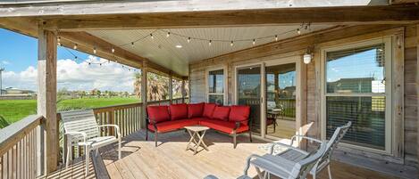 Plenty of room to relax on the deck - enjoy a spectacular Galveston sunset