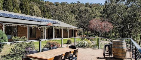 An oversized balcony at the front of the house captures stunning views across Mudgee, perfect for alfresco dining or a sundowner.