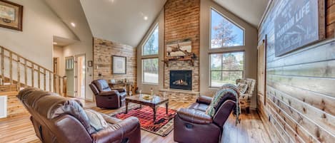 Luxury Living - Soaring ceilings, lots of light and comfortable surroundings let you make the most of this mountain home.