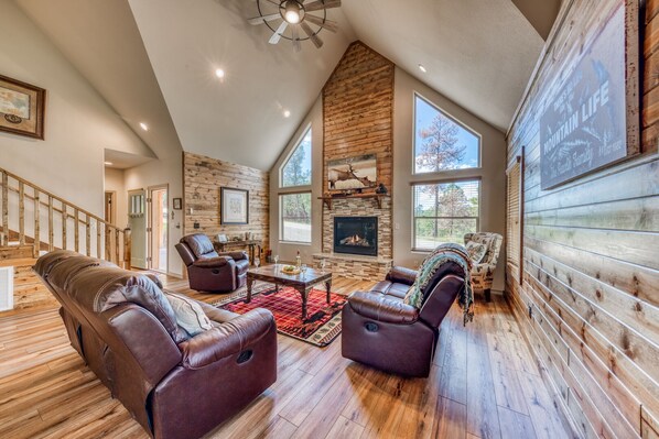 Luxury Living - Soaring ceilings, lots of light and comfortable surroundings let you make the most of this mountain home.